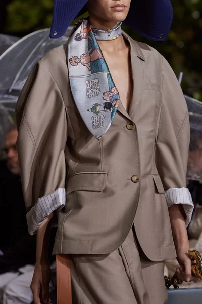 Look 18
